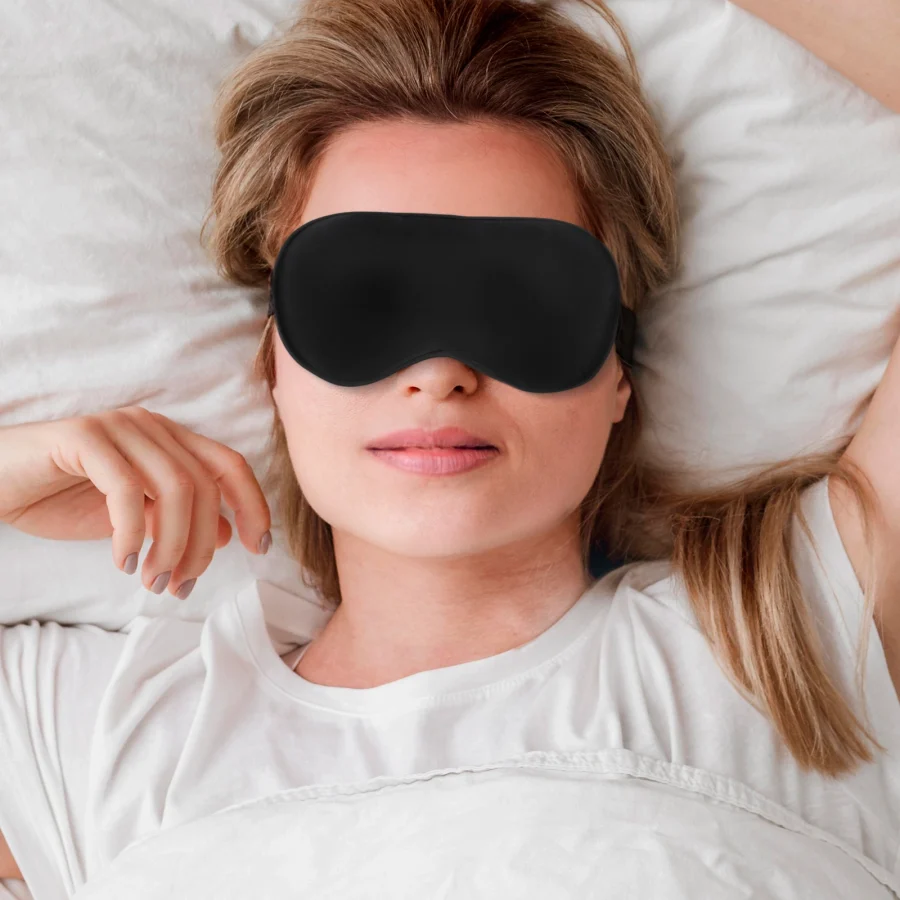 Sovemaske i silkemykt stoff – svart, 21 × 10 cm – bilde 6 av 8