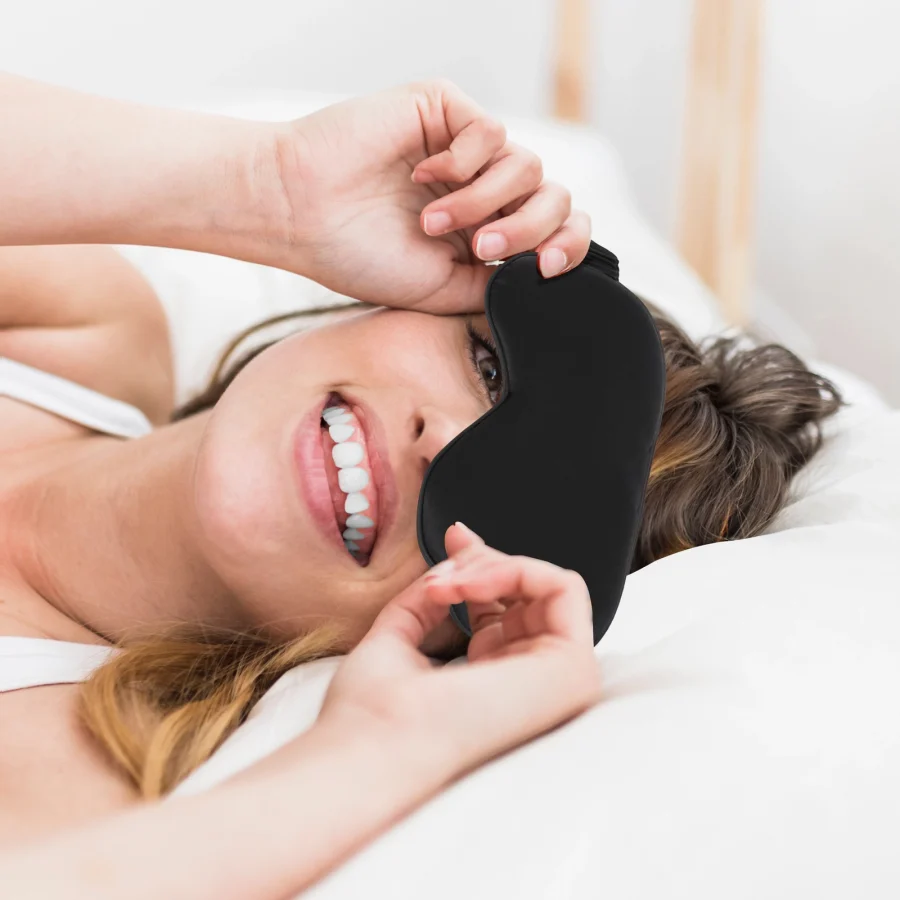 Sovemaske i silkemykt stoff – svart, 21 × 10 cm – bilde 7 av 8