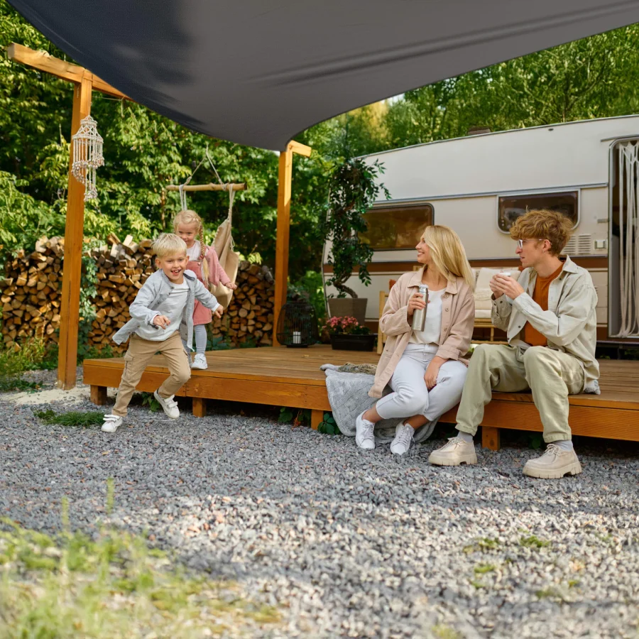 Trekantet solseil 4 × 4 × 4 m – Outtec – bilde 5 av 5